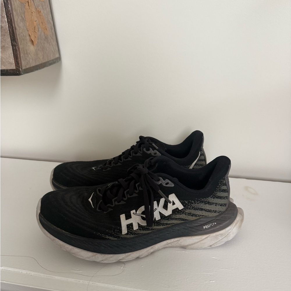Black Hoka Mach 5 running shoes